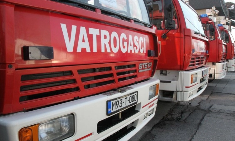 Ugašen požar na stambenoj zgradi na Ilidži, vatrom zahvaćena dva stana